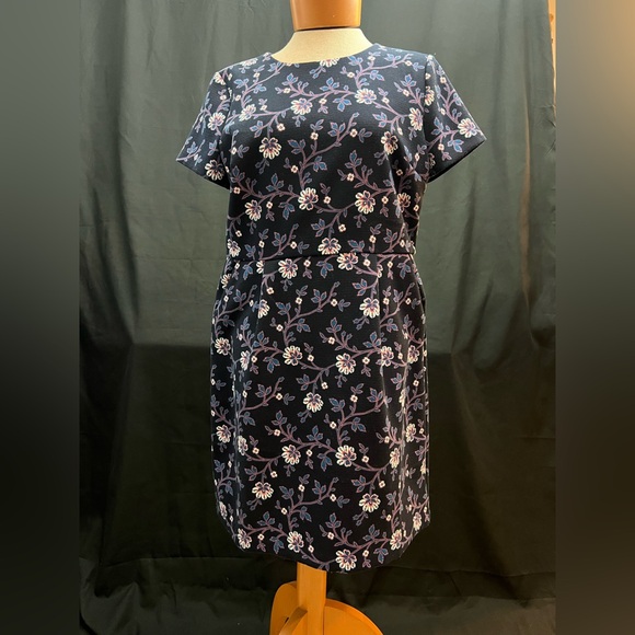 LOFT Dresses & Skirts - EUC - Loft - navy floral sheath dress - size 12 petite